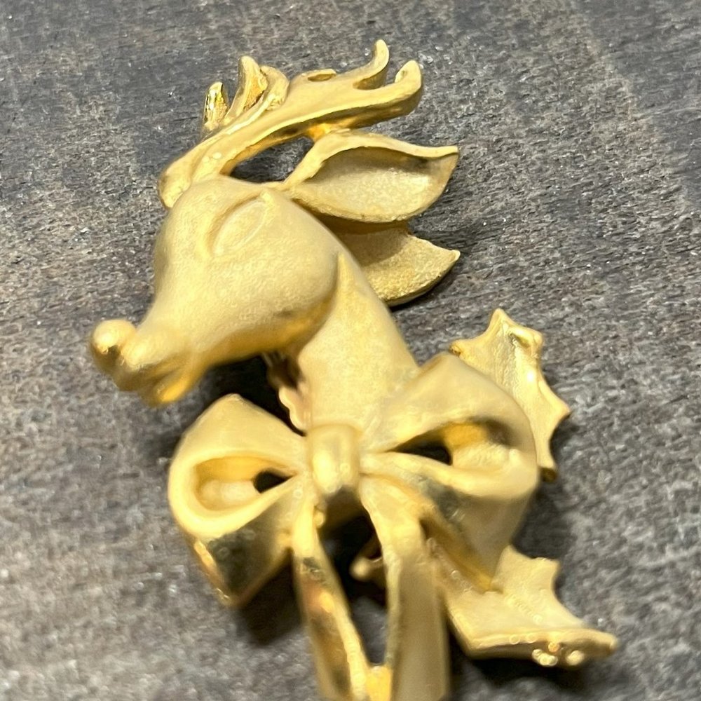 Vintage 1960's Beautiful Gold Tone Reindeer Brooch Pin Holiday Deer Christmas
